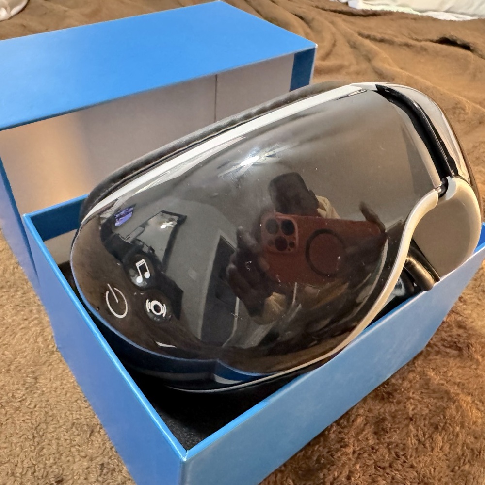 Eye massager with heat an Bluetooth capable